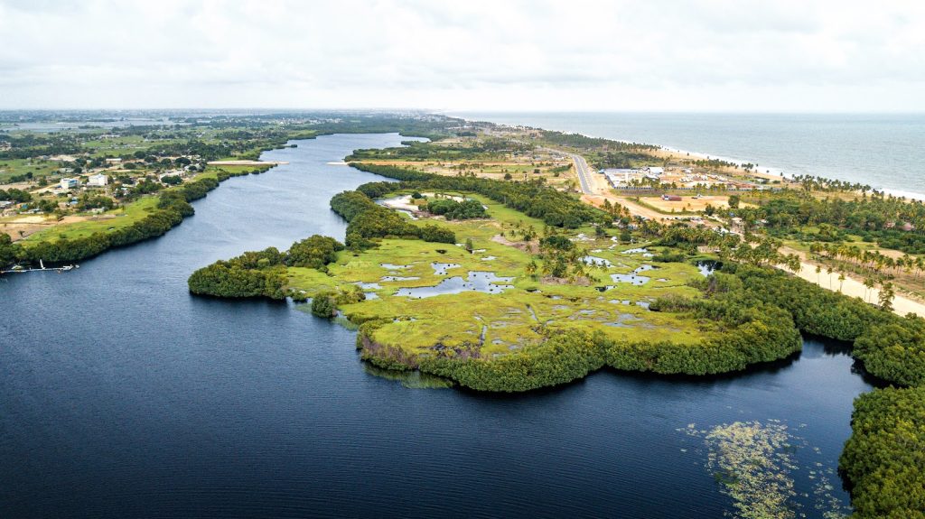Vue aérienne de la lagune et du littoral béninois